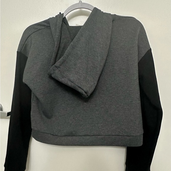 Woman’s Gymshark Two-Toned, Crop Jacket - Picture 5 of 7